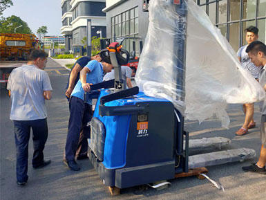 科力電動(dòng)堆高車進(jìn)行裝卸、堆高、堆垛和短距離運(yùn)輸作業(yè)