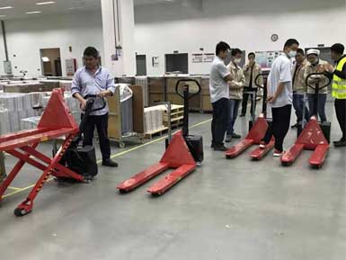 電動(dòng)高升程搬運(yùn)車交付使用，感謝廠家羅總親自跟客戶講解操作方法！