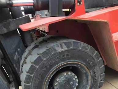 前進實心輪胎825-15，6條實心輪胎已全部安裝到叉車上